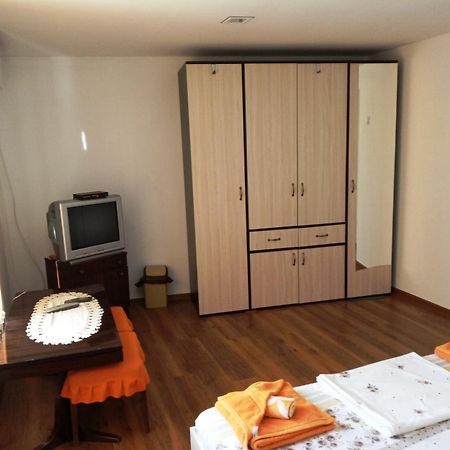 Divna Guest House Krushuna Bagian luar foto
