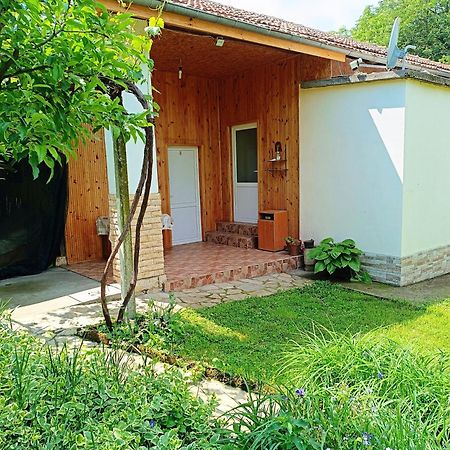 Divna Guest House Krushuna Bagian luar foto