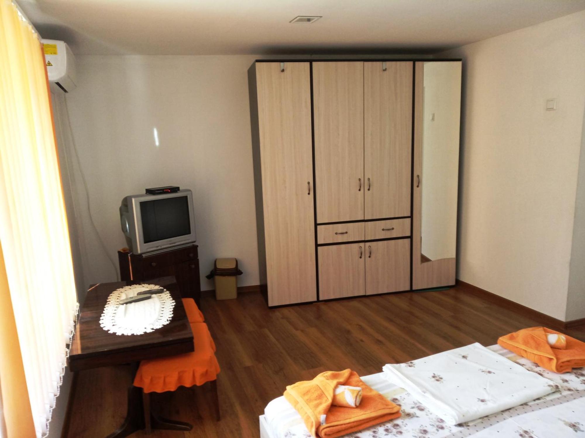 Divna Guest House Krushuna Bagian luar foto