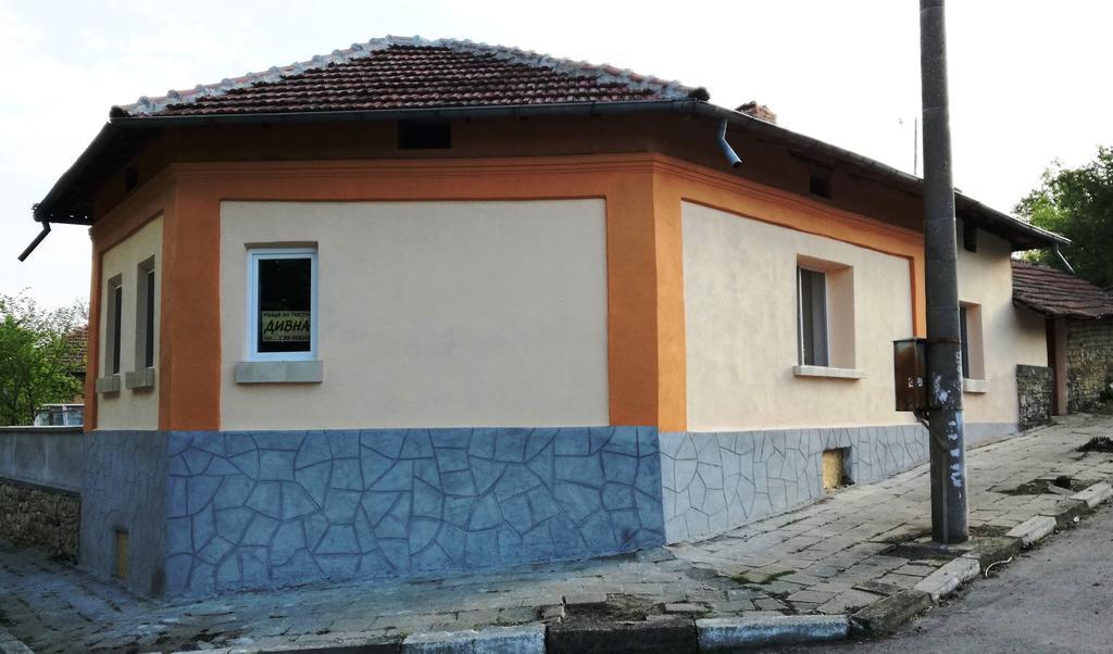 Divna Guest House Krushuna Bagian luar foto