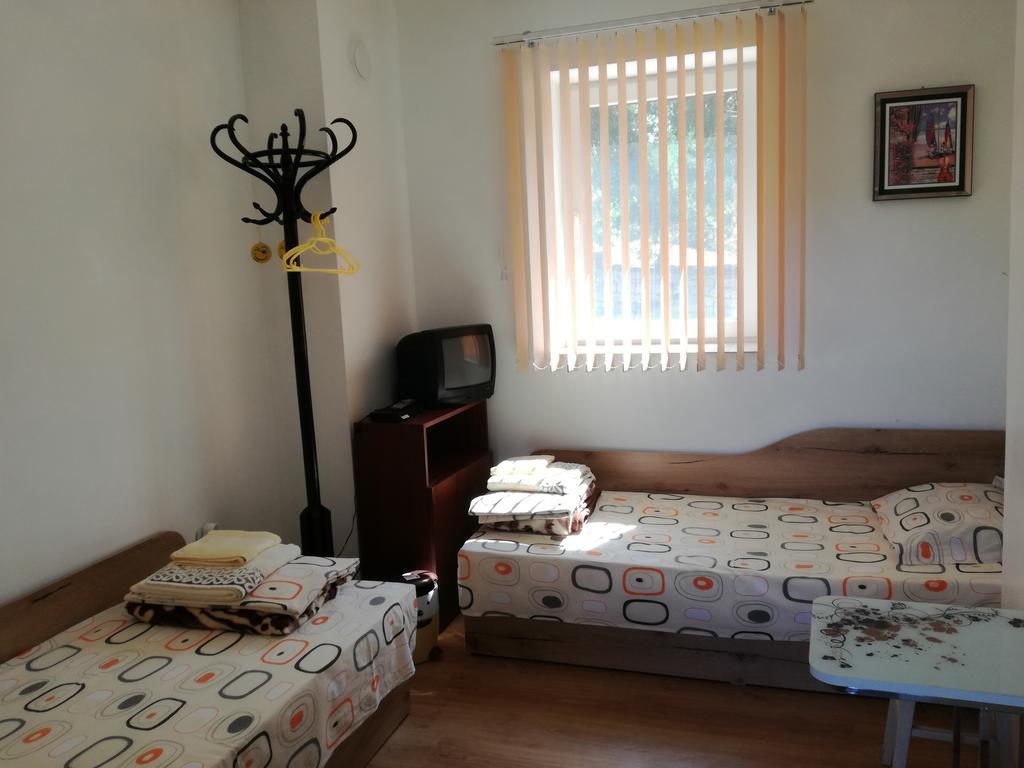 Divna Guest House Krushuna Bagian luar foto